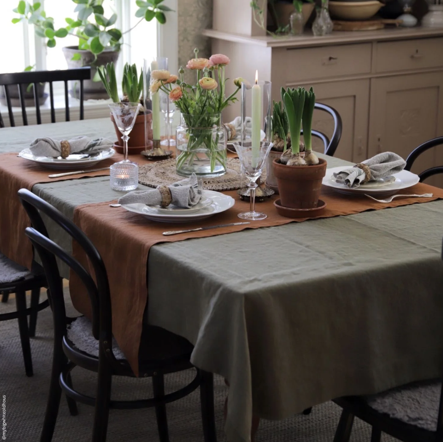 Leinen -Tischläufer vom litauischen Unternehmen Linen Tales