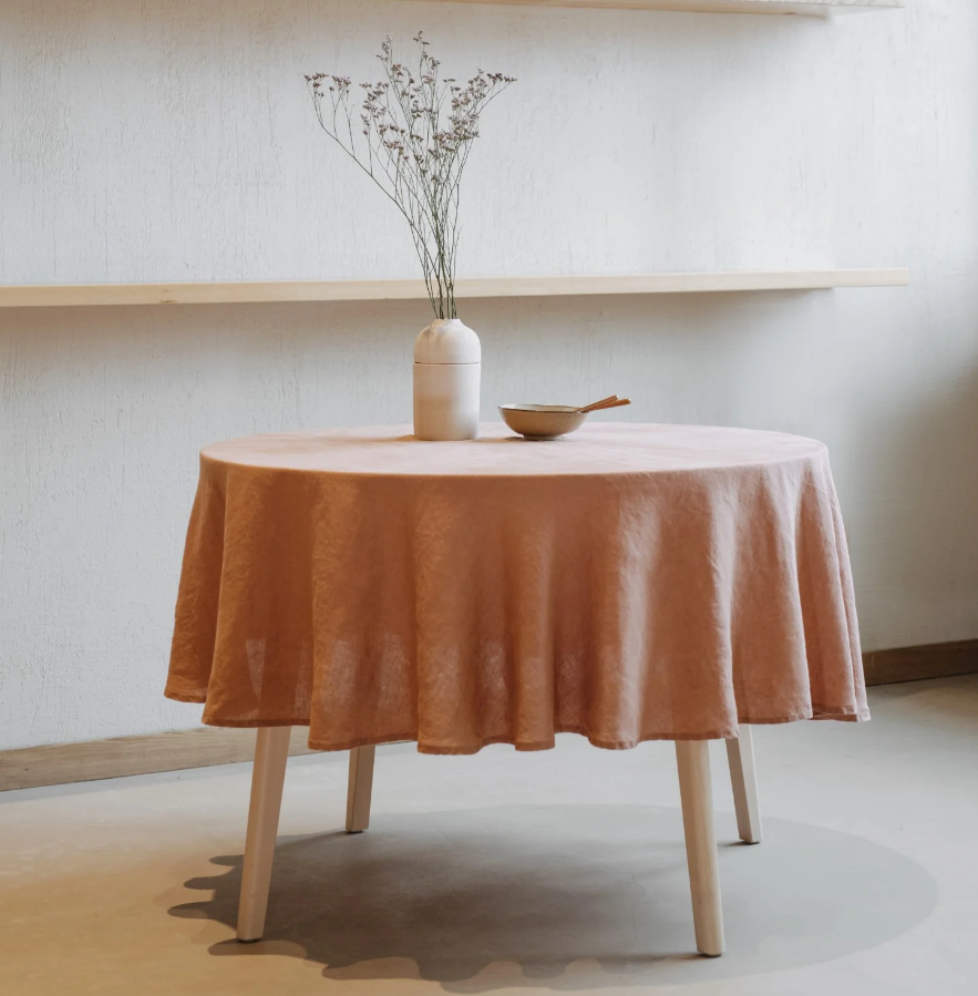 Runde Leinentischdecke Cafe Creme vom litauischen Hersteller Linen Tales