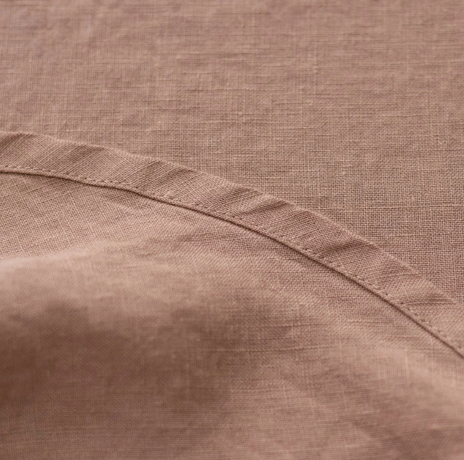 Detail Runde Leinentischdecke Cafe Creme vom litauischen Hersteller Linen Tales