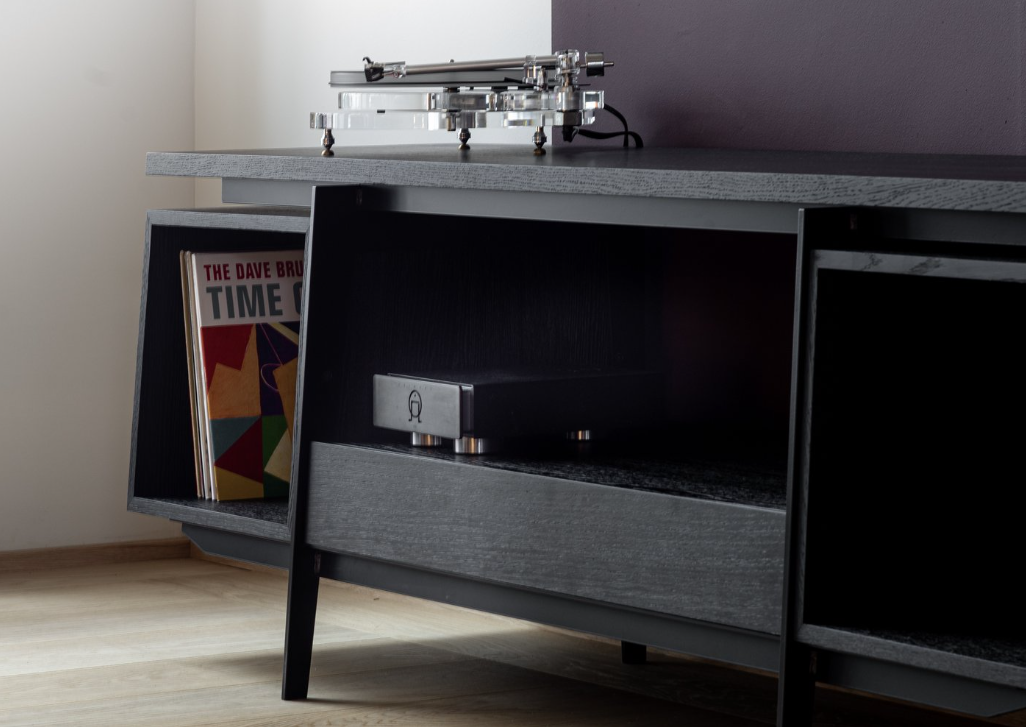 Schallplattenregal und Hifi-Konsole Conte des lettischen Herstellers Mint Furniture